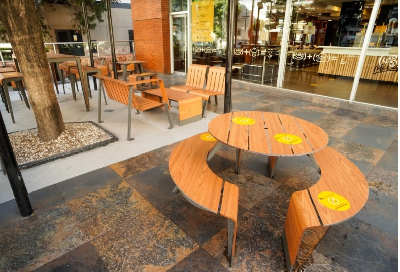 Para reformular sus locales, y con la batería habitual de medidas de seguridad e higiene, la compañía ubicará mesas y sillas al aire libre que contarán con señalización para indicar a los clientes dónde sentarse manteniendo la distancia social requerida.