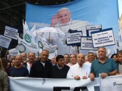 Una enorme columna de mercantiles se movilizó hacia Plaza de Mayo convocada por la CGT